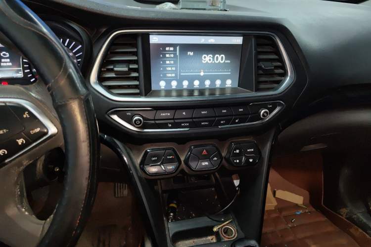 Used GAC Trumpchi GS4 2017 235T Manual Two-Wheel Drive Luxury Edition Audio And AC Panel