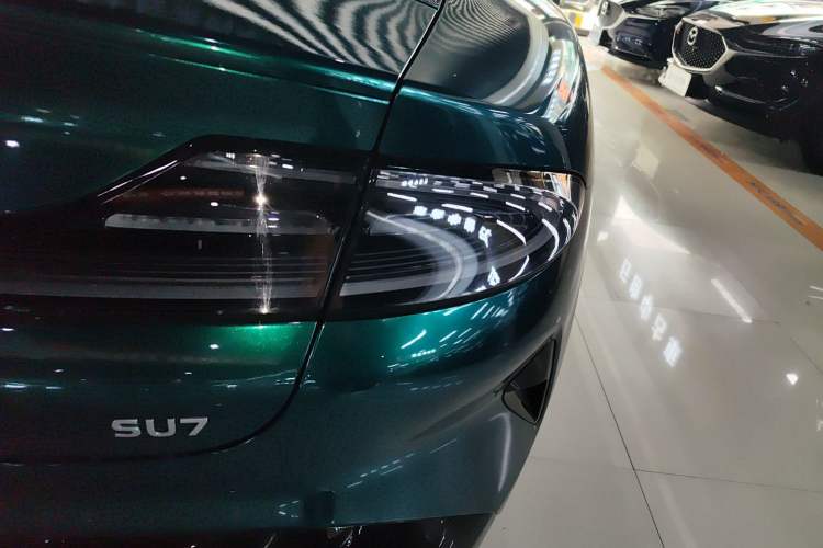 Used Xiaomi Auto SU7 2024 Rear-Drive Long-Range Intelligent Driving Version Right Rear Taillight