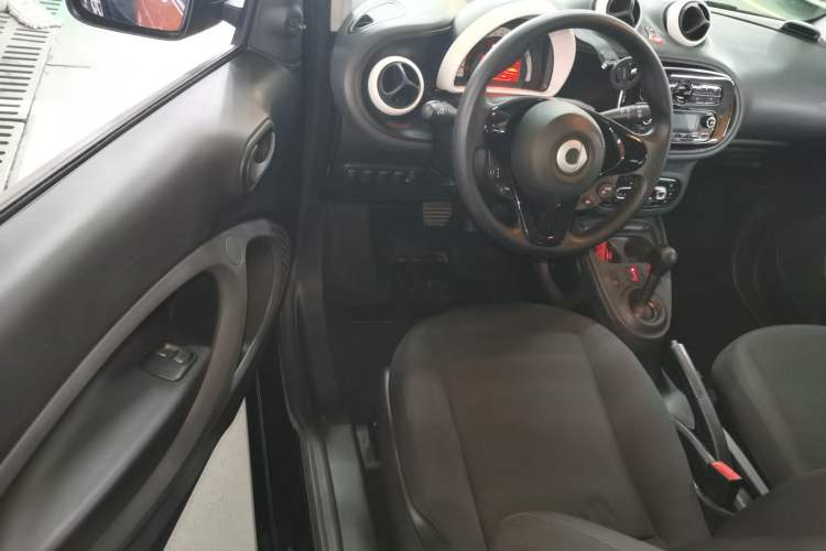 Used smart fortwo 2015 1.0L 52 kW hardtop Dynamic version