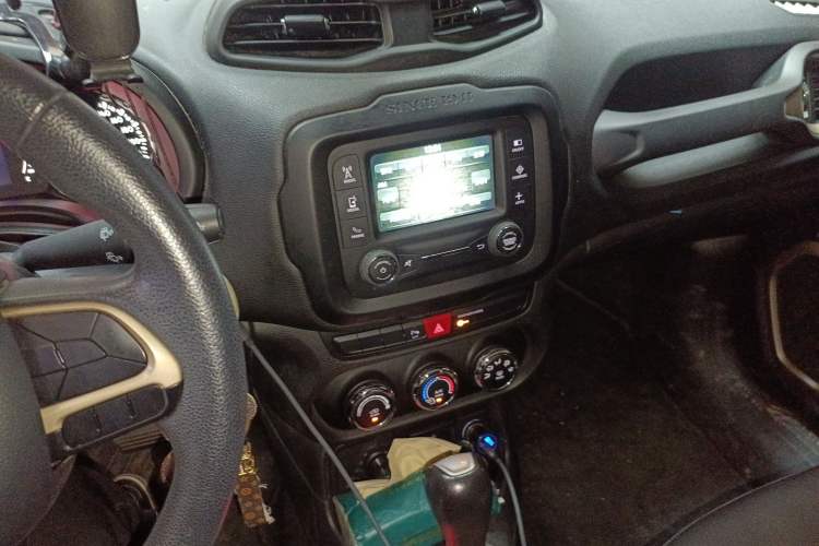 Used Jeep Renegade 2016 1.4T Automatic Jingneng Edition Audio And AC Panel