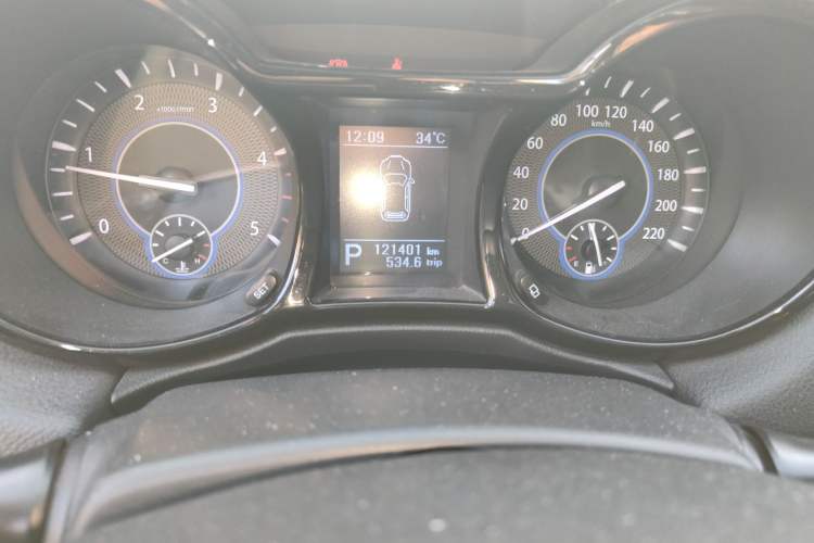 Used JMC Yusheng S350 2013 2.4T Automatic 2WD Diesel Luxury Edition 5 Seats Odometer Close Up