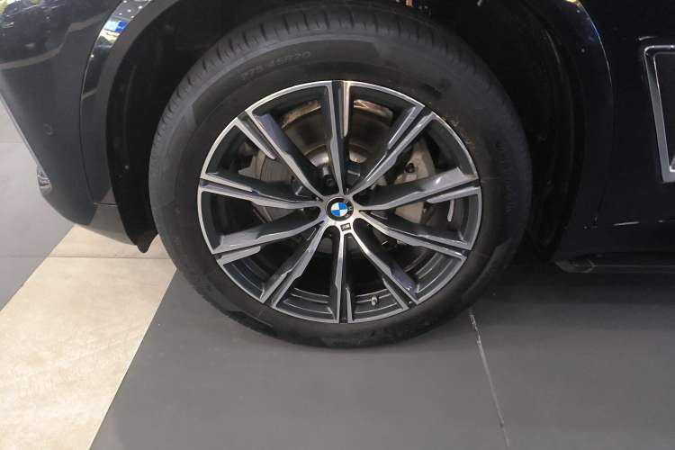Used BMW X5 2022 Restyled xDrive 30Li Luxury Version M Sport Package Left Front Wheel Hub