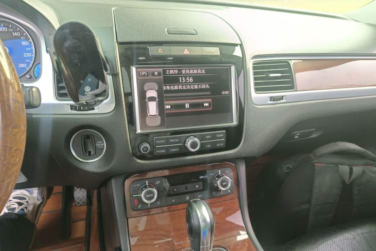 Used Volkswagen Touareg 2011 3.0 TSI High-End Version Audio And AC Panel