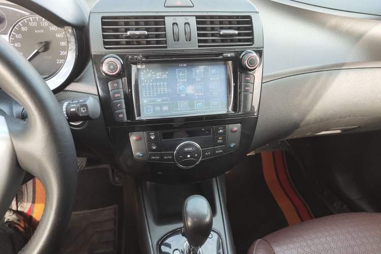 Used Nissan Tiida 2013 1.6L CVT Cool Cafe Edition
