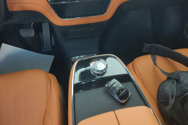 Used Geely Galaxy LEVC L380 2024 140-Degree 6-Seater All-Wheel-Drive Ultra Gear Lever