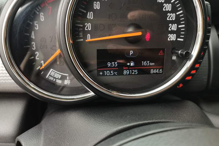 Used MINI 2015 1.5T COOPER Fun Five-Door Edition Odometer Close Up