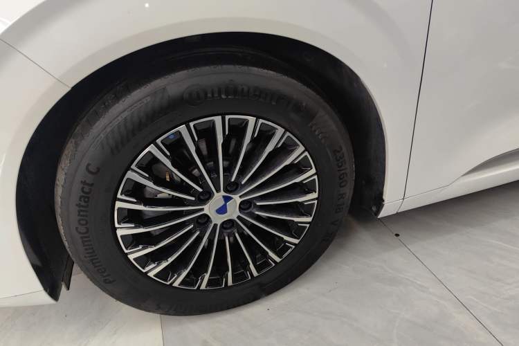 Used Denza D9 2024 DM-i 970 Luxury Model
