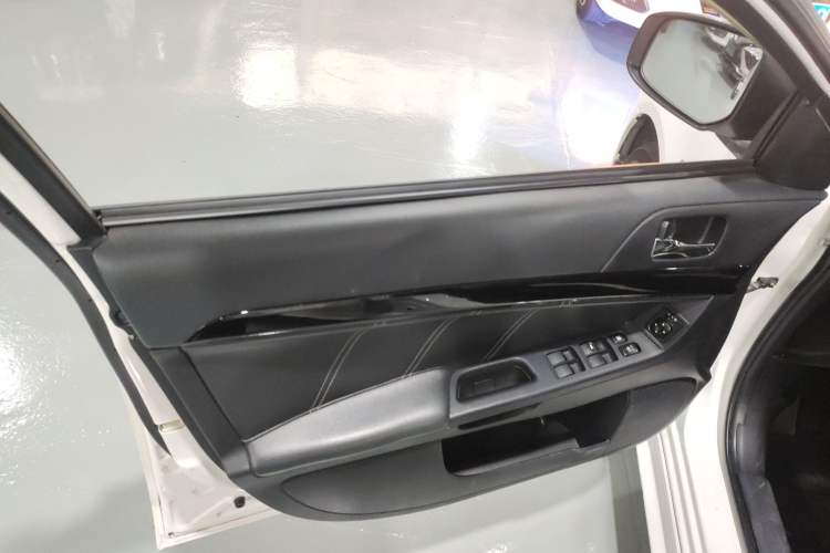 Used Mitsubishi Lancer EX 2016 1.8L CVT Black-and-White Retro Edition