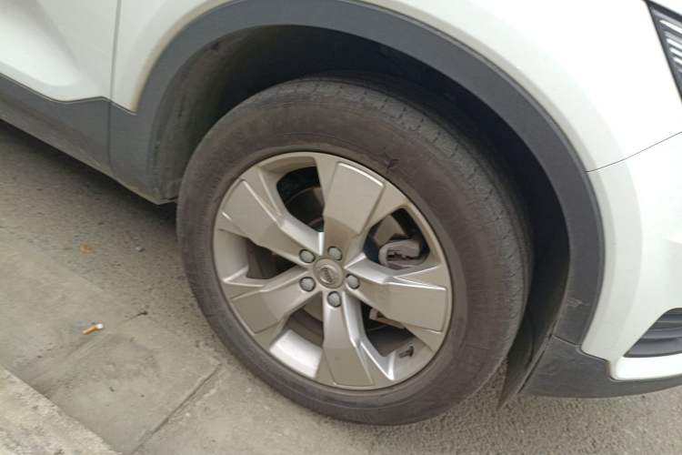 Used Volvo XC40 2022 T4 Four-Wheel Drive Smart & Stylish Edition Right Front Wheel Hub