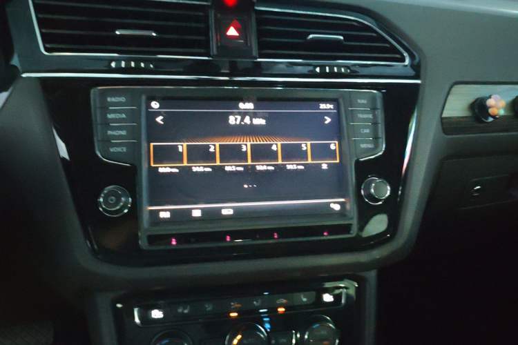 Used Volkswagen Tiguan L 2017 330TSI Automatic Two-Wheel Drive Luxury Edition Audio And AC Panel