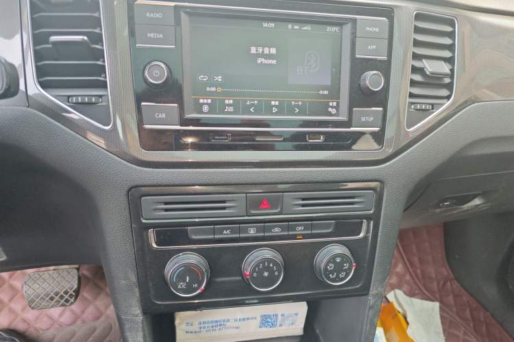 Used Volkswagen Golf Sportsvan 2018 230TSI Automatic Trend Edition Audio And AC Panel