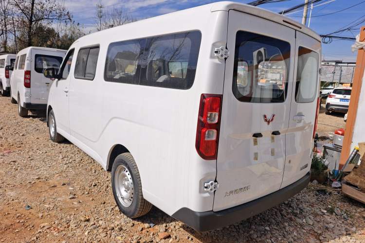 Used Wuling Yangguang 2024 300KM Comfort Version Passenger Van 75kW