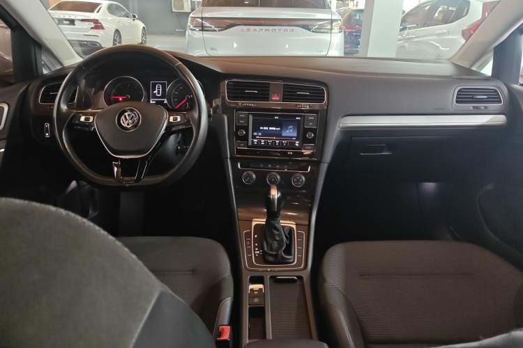 Used Volkswagen Golf 2018 230TSI Automatic Comfort Model Center Console