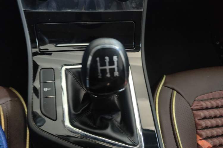 Used Chery Arrizo 5 2024 Edition People's Benefit Version 1.5L Manual Fashion Model Gear Lever