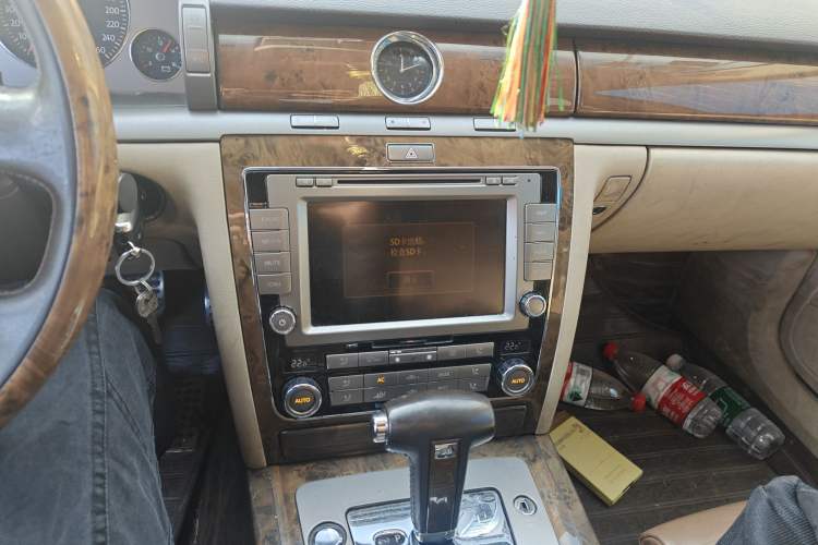 Used Volkswagen Phaeton 2011 3.6L V6 5-Seater Extended-Length Individual Edition Audio And AC Panel