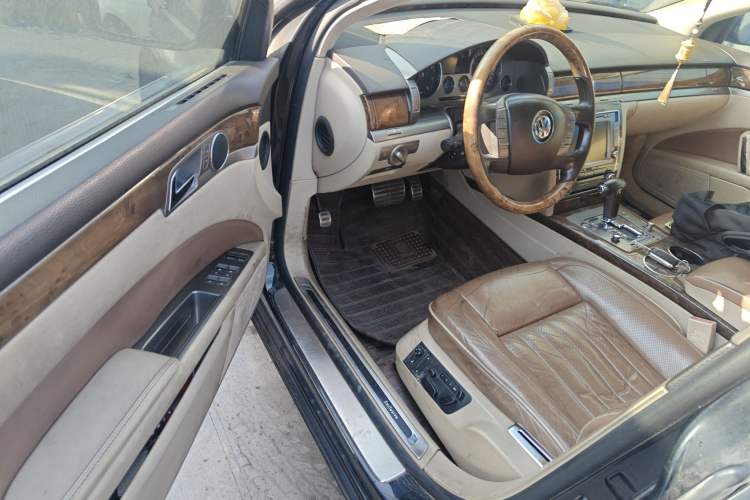 Used Volkswagen Phaeton 2011 3.6L V6 5-Seater Extended-Length Individual Edition Driver Seat