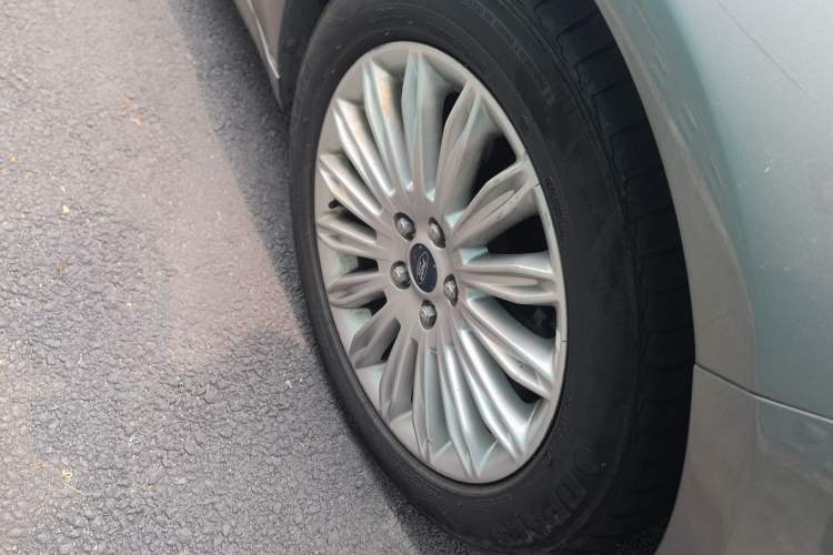 Used Ford Mondeo 2013 2.0L GTDi 200 Fashion Edition Right Front Wheel Hub