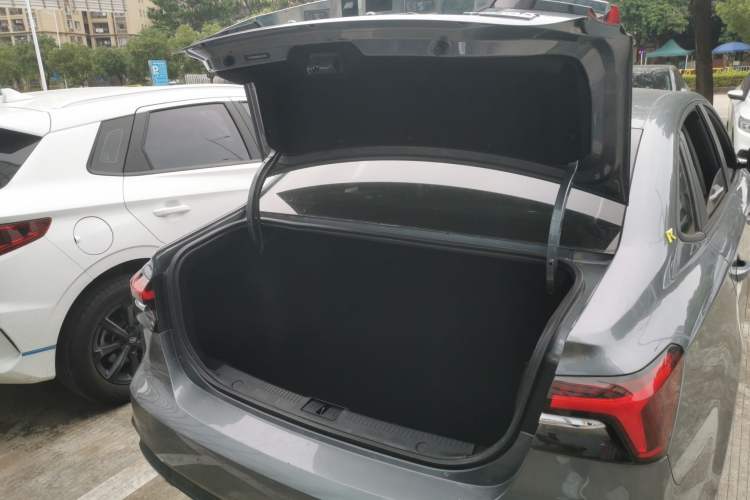 Used Roewe i6 MAX 2020 300TGI Automatic Sporty Cool Edition Trunk