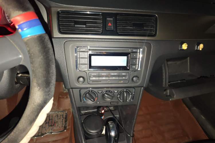 Used Volkswagen Santana 2015 1.6L Automatic Comfort Edition Audio And AC Panel