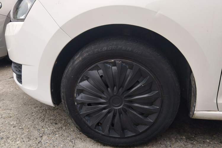 Used Skoda Rapid Spaceback 2016 Revised Version 1.6L Manual Front-Drive Edition Left Front Wheel Hub