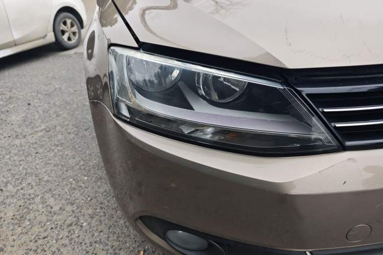 Used Volkswagen Sagitar 2012 1.6L Manual Comfort Model Right Front Headlight