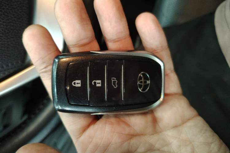 Used Toyota Highlander 2018 2.0T Four-Wheel Drive Prestige Version 7 Seats China V Emission Standard Vehicle Key