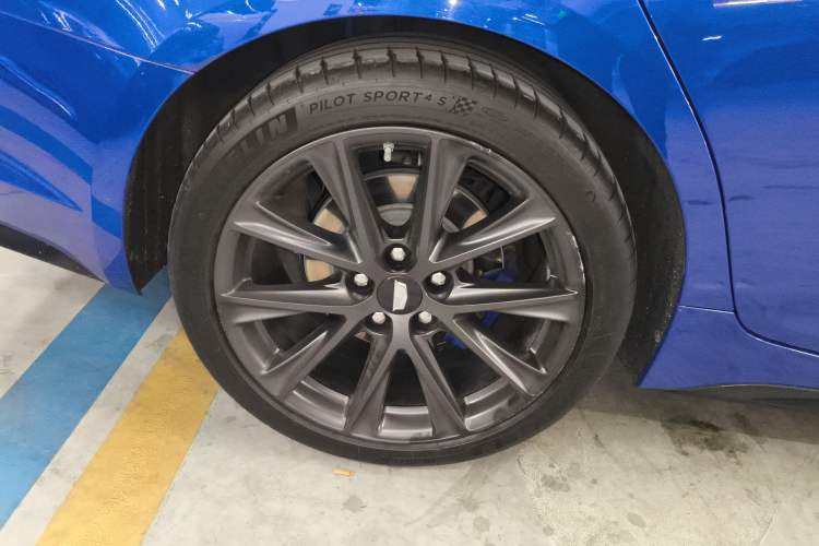 Used Cadillac CT5 2020 Revised 28T Platinum Sport Edition Right Rear Wheel Hub