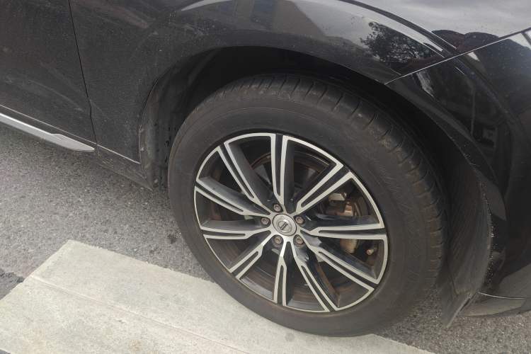 Used Volvo XC60 2021 T5 4x4 Smart Luxury Edition Right Front Wheel Hub