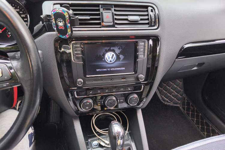 Used Volkswagen Sagitar 2018 280TSI DSG Luxury Model Audio And AC Panel