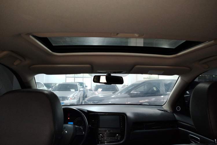 Used Mitsubishi Outlander 2018 2.0L Two-Wheel-Drive Jiale Edition 7-Seater Headliner