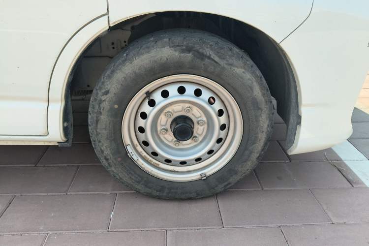 Used Jinbei Hiace King 2021 2.0L City Transport King Series Express Model Standard Top 6-Seater 1TZS Right Front Wheel Hub