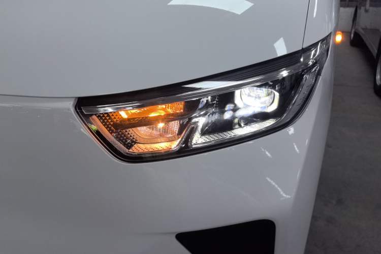 Used Wuling Yangguang 2024 300KM Comfort Version Passenger Van 75kW