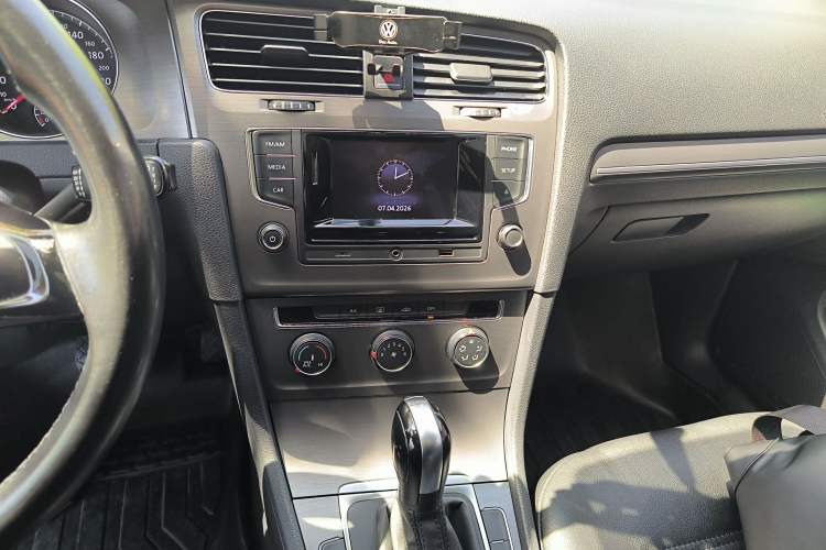 Used Volkswagen Golf 2016 230TSI Automatic Comfort Version Audio And AC Panel