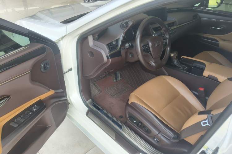 Used Lexus ES 2018 300h Premier Edition China VI Standard