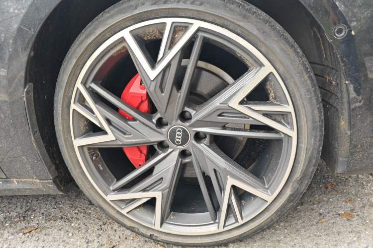 Used Audi A7L 2022 45 TFSI quattro S-line Black Warrior Edition Right Front Wheel Hub