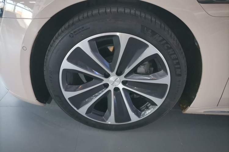 Used Hima Luxeed S7 2025 855 km Max
