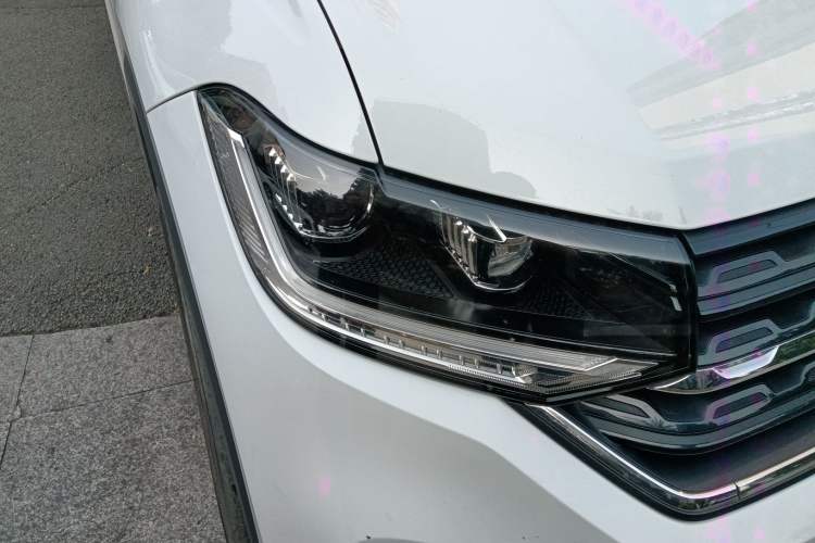 Used Volkswagen Tacqua 2020 1.5L Automatic Yue Right Front Headlight