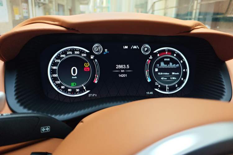 Used AstonMartin DBX 2023 3.0T STRAIGHT-SIX Odometer Close Up