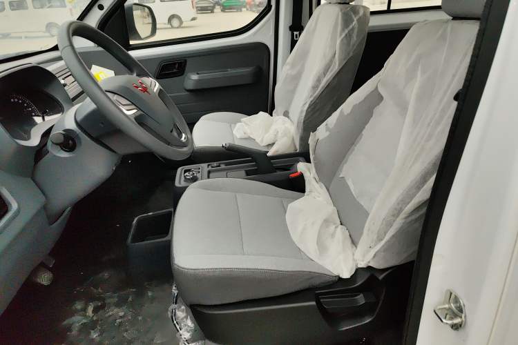 Used Wuling Yangguang 2024 300KM Comfort Version Passenger Van 75kW