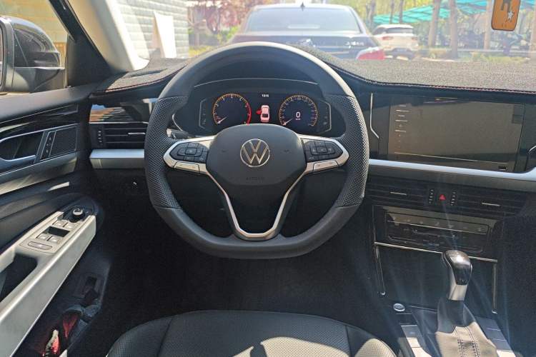 Used Volkswagen Passat 2026 Model, Outstanding 380TSI Longteng Edition Steering Wheel