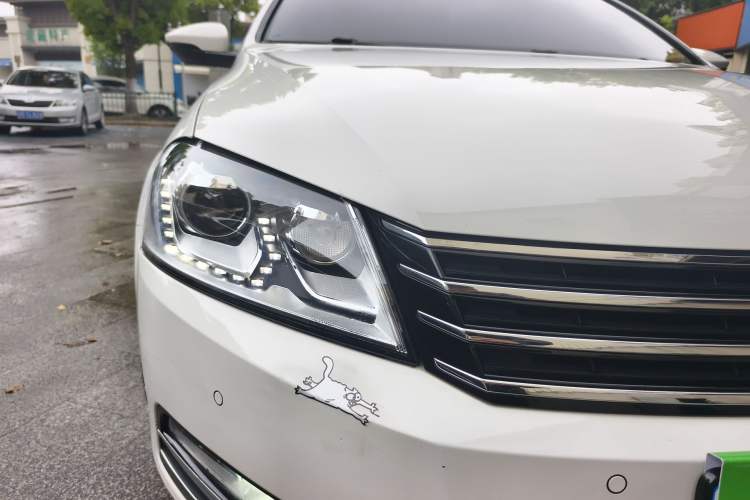 Used Volkswagen Magotan 2012 Travel Edition 2.0 TSI Comfort Version Right Front Headlight