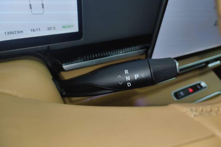 Used VOYAH Dream 2025 PHEV Four-Wheel-Drive Flagship Kunpeng Edition Gear Lever