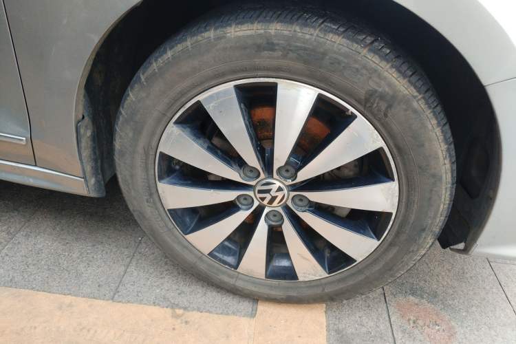 Used Volkswagen Sagitar 2015 230TSI Automatic Comfort Version Right Front Wheel Hub