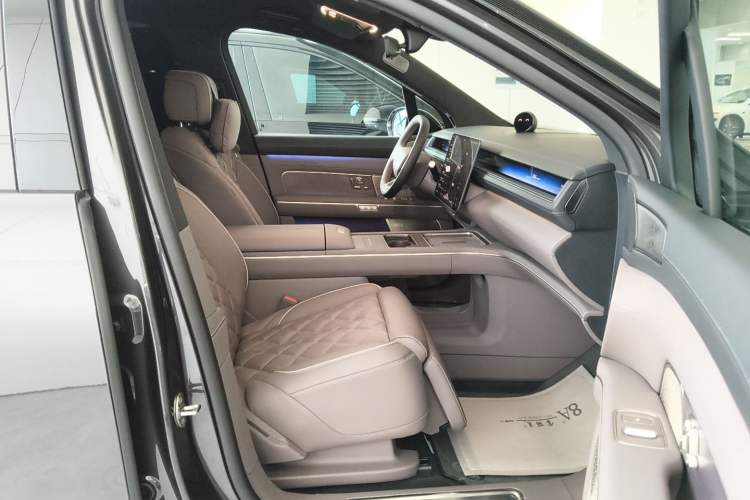 Used Nio ES8 2026 Model 6-seat Executive Signature Edition Right Front Seat