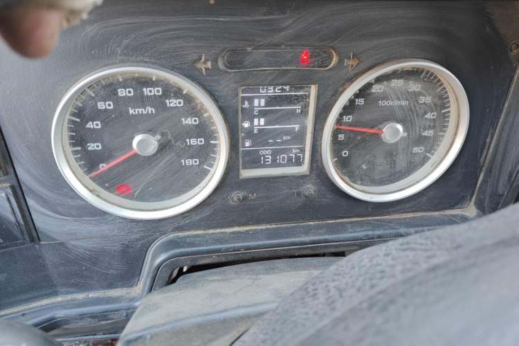 Used Iveco Daily 2020 2.8T V35 Box Truck with Dual Tires Mid-Roof Design 3 Seats Emission Standard China V