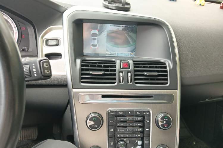 Used Volvo XC60 2012 T5 Comfort Edition Audio And AC Panel