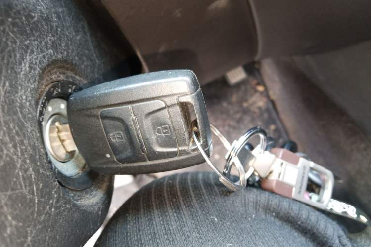 Used Wuling Hongguang V 2022 1.5L Jingqu Edition Enclosed-Window Vehicle with Hydraulic Power Steering LAR Interior 1