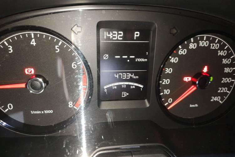 Used Volkswagen Lavida 2013 Revised Classic 1.6L Automatic Fashion Edition Odometer Close Up