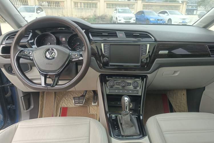 Used Volkswagen Touran 2018 Volkswagen Touran L 280TSI DSG Luxury Edition 6-seater