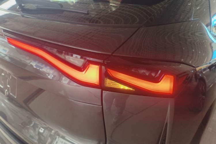 Used CHANGAN OSHAN Z6 2022 Blue Whale 1.5T DCT Smart Edition Urban Version Right Rear Taillight